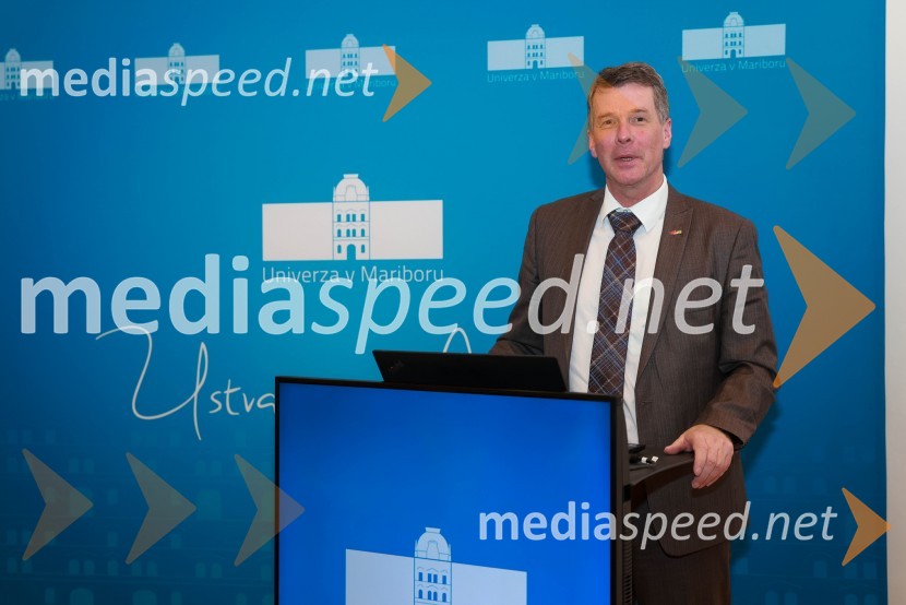 prof. dr. Horst Bischof, rektor TU GrazPodpis sporazuma o sodelovanju med Univerzo v Mariboru in Tehniško univerzo v Gradcu