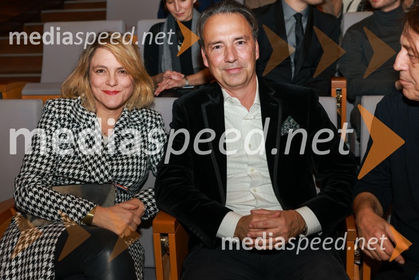  Manca Majeršič Sevšek, dramaturginja;  Tomislav Čizmić, predsednik poslovodstva družbe, Telemach Slovenija d.o.o.Kaj se je zgodilo z Bette Davis in Joan Crawford?, premiera v Cankarjevem domu