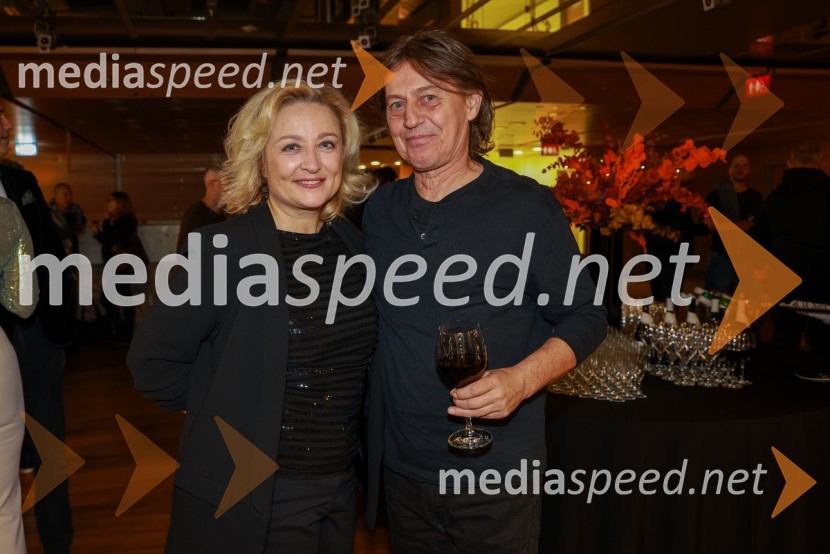  Nataša Barbara Gračner, režiserka in igralka;  Nino de Gleria, glasbenikKaj se je zgodilo z Bette Davis in Joan Crawford?, premiera v Cankarjevem domu