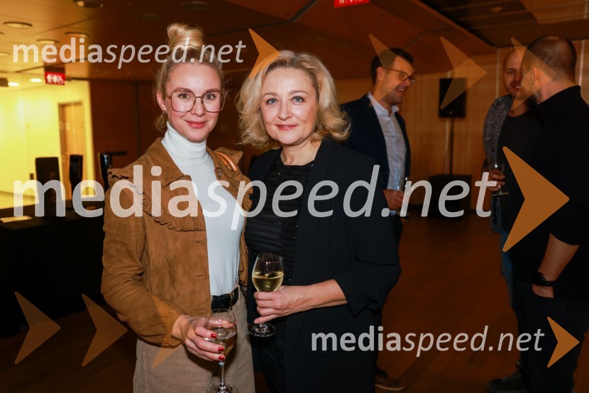  Iva Krajnc Bagola, igralka;  Nataša Barbara Gračner, režiserka in igralkaKaj se je zgodilo z Bette Davis in Joan Crawford?, premiera v Cankarjevem domu