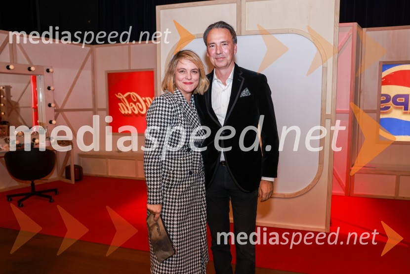  Manca Majeršič Sevšek, dramaturginja;  Tomislav Čizmić, predsednik poslovodstva družbe, Telemach Slovenija d.o.o.Kaj se je zgodilo z Bette Davis in Joan Crawford?, premiera v Cankarjevem domu