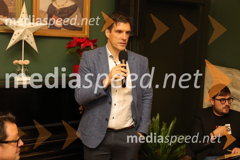  Damjan CvetkoJe Evropska Unija pred razpadom?, okrogla miza