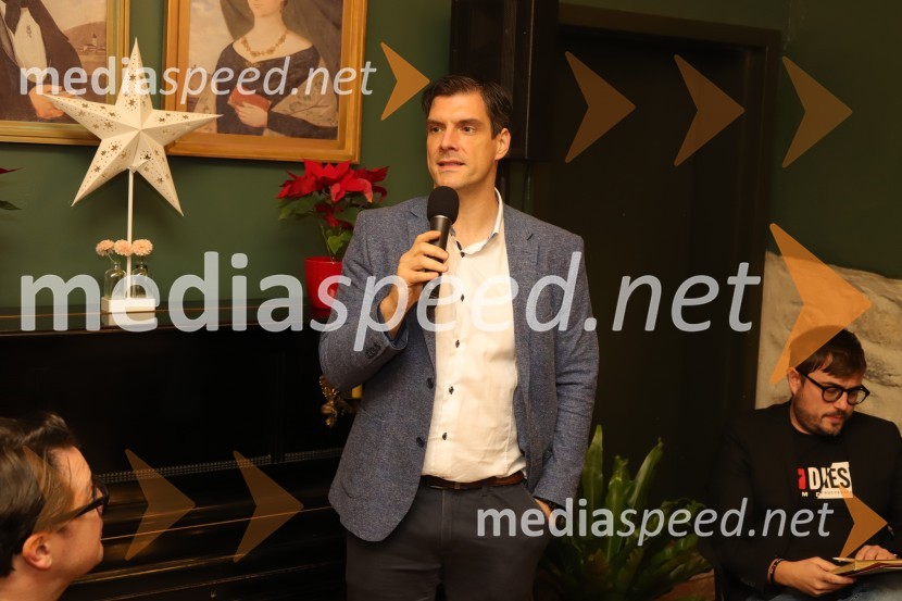  Damjan CvetkoJe Evropska Unija pred razpadom?, okrogla miza