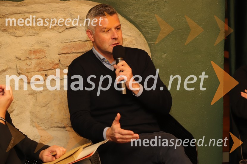  Matjaž Nemec, podpredsednik državnega zbora in politik Socialnih demokratov Je Evropska Unija pred razpadom?, okrogla miza