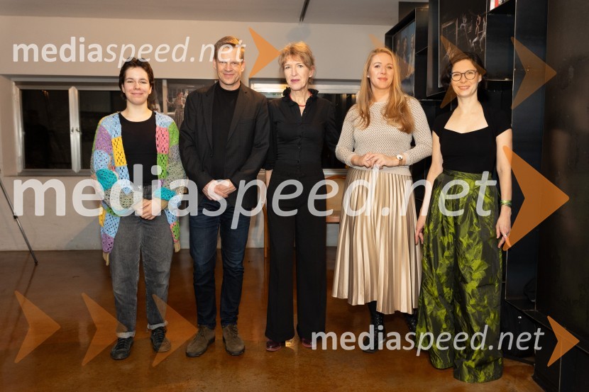  ... ;  Luka Nabergoj, pomočnik ravnateljice SNG Drama Ljubljana;  Vesna Jurca Tadel, ravnateljice SNG Drama Ljubljana;  Barbara Svetek, vodja službe za marketing SNG Drama Ljubljana;  Špela  Zorn, vodja programa v SNG DramaTango premierno v Mali Drami