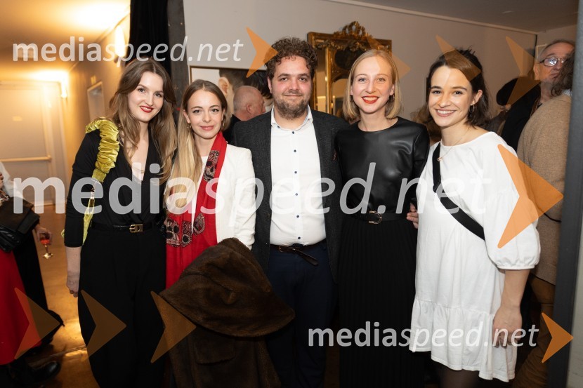  Lucija Harum, igralka, pevka;  Lara Fortuna, igralka;  Luka Marcen, režiser;  Lara Ekar Grlj, koreografinja;  Gaja Filač, igralkaTango premierno v Mali Drami