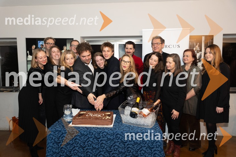  Lara Ekar Grlj, koreografinja;  Jurij  Zrnec, igralec;  Ana Janc, kostumografinja;  Maša Derganc, igralka;  Rok Andres, dramaturg, selektor Teden slovenske drame;  Luka Marcen, režiser;  Eva Jesenovec, igralka;  Timon Šturbej, igralec;  Saša  Mihelčič, igralka;  Saša Tabaković, igralec, nekdanji poslanec SMC;  Sara Slivnik, scenografinja;  Mitja Vrhovnik Smrekar, skladatelj, član skupine Bossa de Novo;  Julija Gongina, oblikovalka maske;  Tatjana Stanič, lektorica;  Luna PentekTango premierno v Mali Drami