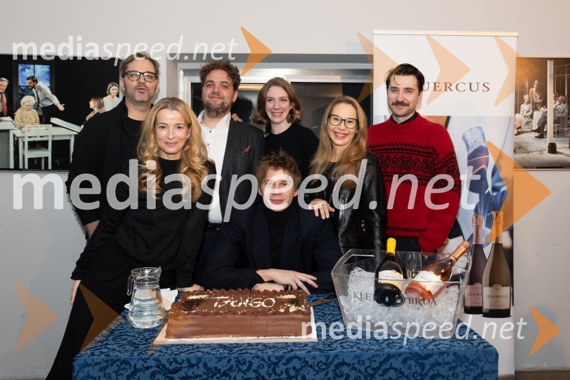  Jurij  Zrnec, igralec;  Maša Derganc, igralka;  Luka Marcen, režiser;  Timon Šturbej, igralec;  Eva Jesenovec, igralka;  Saša  Mihelčič, igralka;  Saša Tabaković, igralec, nekdanji poslanec SMCTango premierno v Mali Drami