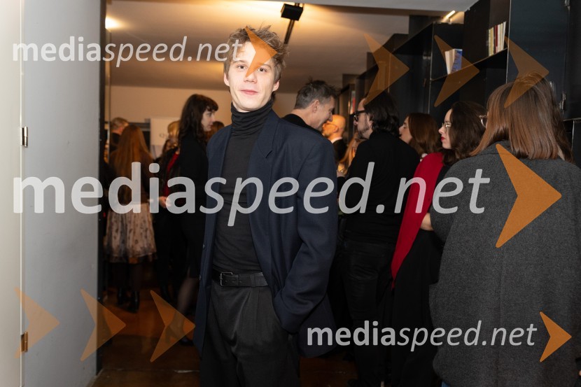  Timon Šturbej, igralecTango premierno v Mali Drami