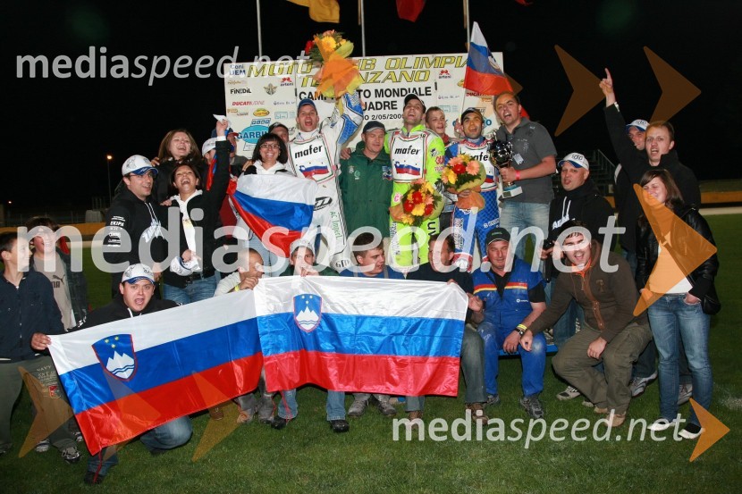 Slovenska ekipa slavi s svojimi navijačiSPEEDWAY, SP ekip, kvalifikacije 1