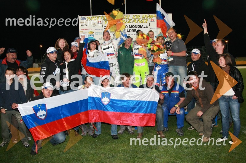 Slovenska ekipa slavi s svojimi navijačiSPEEDWAY, SP ekip, kvalifikacije 1