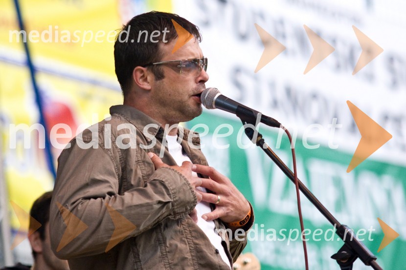 Simon Zajnkovič, pevec skupine Boardwalk CasinoOtvoritev Majskih iger 2009