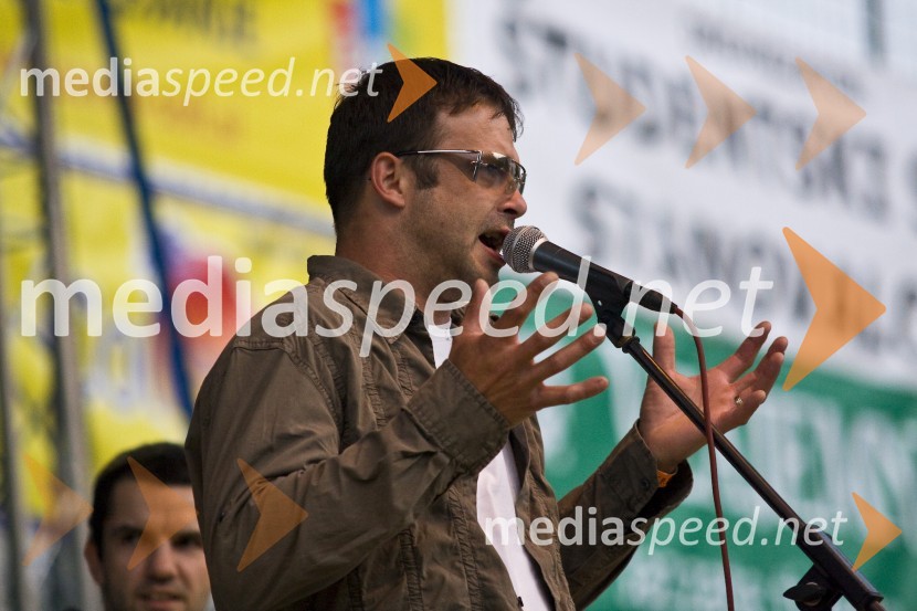 Simon Zajnkovič, pevec skupine Boardwalk CasinoOtvoritev Majskih iger 2009