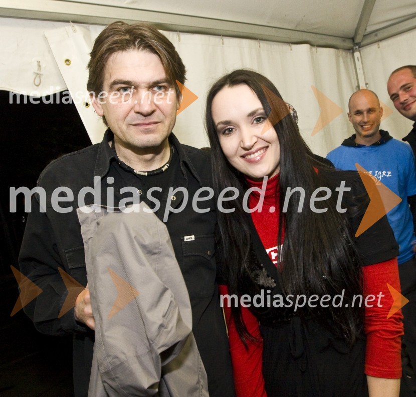 Marko Vuksanovič, pevec skupine Avtomobili in Tinkara Kovač, glasbenicaOtvoritev Majskih iger 2009