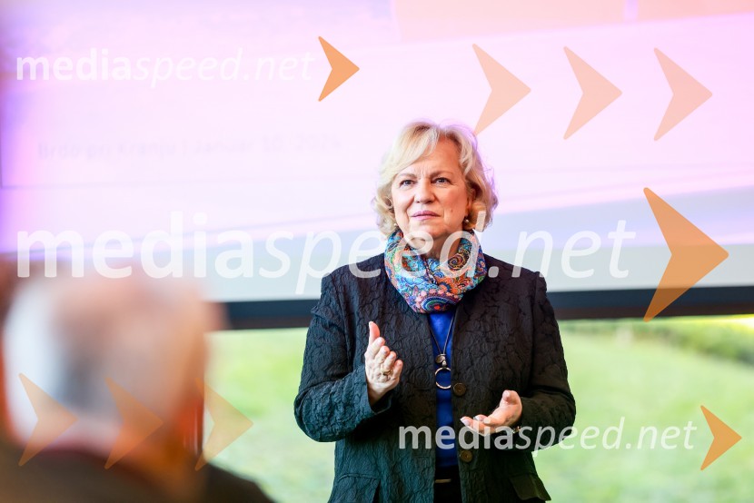  Sabrina Pečelin, vodja odnosov z javnostmi pri Porsche Slovenija d.o.o.ID.7, Volkswagnov najbolj eleganten in pameten električni avto