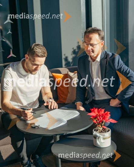  Timi Max Elšnik, nogometaš, NK Olimpija;  Marjan  Murn, direktor prodaje, Star Import d.o.oTimi Max Elšnik je ambasador znamke Mercedes-Benz v Sloveniji