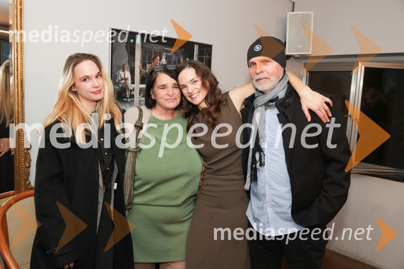  ... ;  ... ;  Tina Vrbnjak, igralka;  ... Alica: nekaj solilogov o neznosnosti časa, premiera v SNG Drama Ljubljana