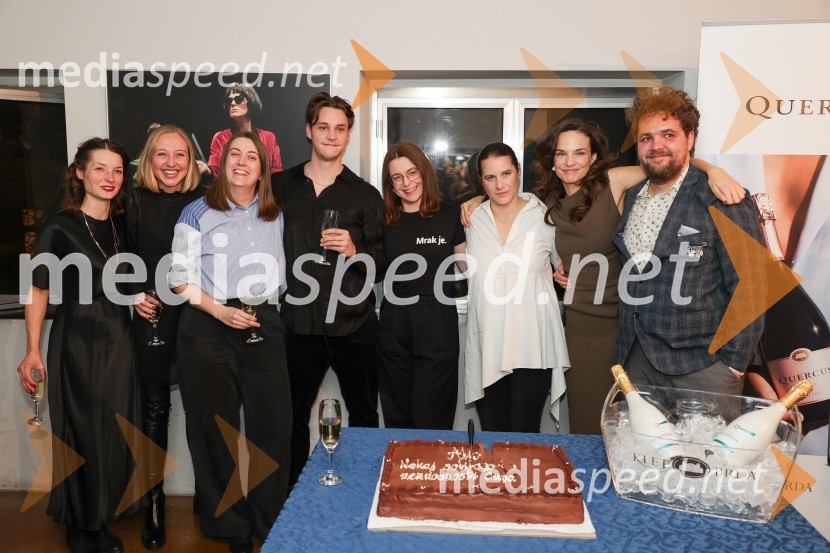  Sara Slivnik, scenografinja;  Lara Ekar Grlj, koreografinja;  Ana Janc, kostumografinja;  Martin Vogrin, glasbenik;  Nina Ivanišin Janežič, igralka;  Eva Kraševec, dramaturginja;  Tina Vrbnjak, igralka;  Luka Marcen, režiserAlica: nekaj solilogov o neznosnosti časa, premiera v SNG Drama Ljubljana