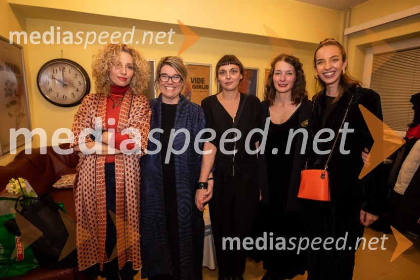  Jelena Proković, kostumografinja, JSP;  Ivana Djilas, režiserka;  Vesna Krebs, umetnica;  Sara Slivnik, scenografinja;  Saša Dragaš, asistentka kostumografinjeHarun in morje zgodb, premiera, Prešernovo gledališče Kranj