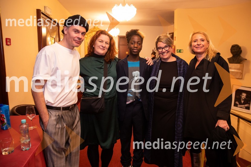  Željko Božič , koreograf, igralec;  ... ;  Ruben Gombač;  Ivana Djilas, režiserka;  Tatjana Doma, dramaturginja SLG CeljeHarun in morje zgodb, premiera, Prešernovo gledališče Kranj