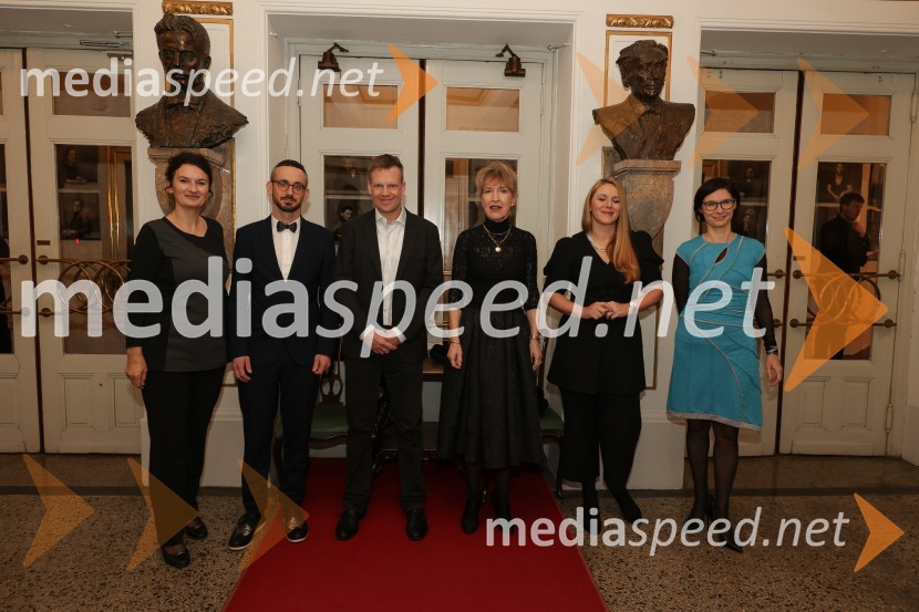  Ema Peruš, vodja abonmajev SNG Drama Ljubljana;  Jernej Pristov, vodja službe za odnose z javnostmi SNG Drama Ljubljana;  Luka Nabergoj, pomočnik ravnateljice SNG Drama Ljubljana;  Vesna Jurca Tadel, ravnateljice SNG Drama Ljubljana;  Barbara Svetek, vodja službe za marketing SNG Drama Ljubljana;  Špela Zorn, vodja programa SNG Drama LjubljanaSkopuh, premiera v SNG Drama Ljubljana