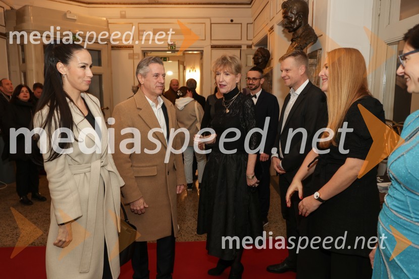 Tina Gaber, fotomodel; dr. Robert Golob, predsednik vlade RS;  Vesna Jurca Tadel, ravnateljice SNG Drama Ljubljana;  Luka Nabergoj, pomočnik ravnateljice SNG Drama Ljubljana;  Barbara Svetek, vodja službe za marketing SNG Drama LjubljanaSkopuh, premiera v SNG Drama Ljubljana