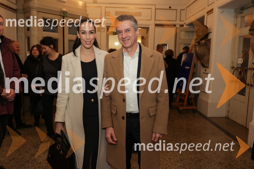 Tina Gaber, fotomodel; dr. Robert Golob, predsednik vlade RSSkopuh, premiera v SNG Drama Ljubljana