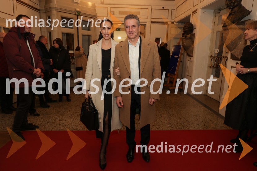  Tina Gaber, fotomodel; dr. Robert Golob, predsednik vlade RSSkopuh, premiera v SNG Drama Ljubljana