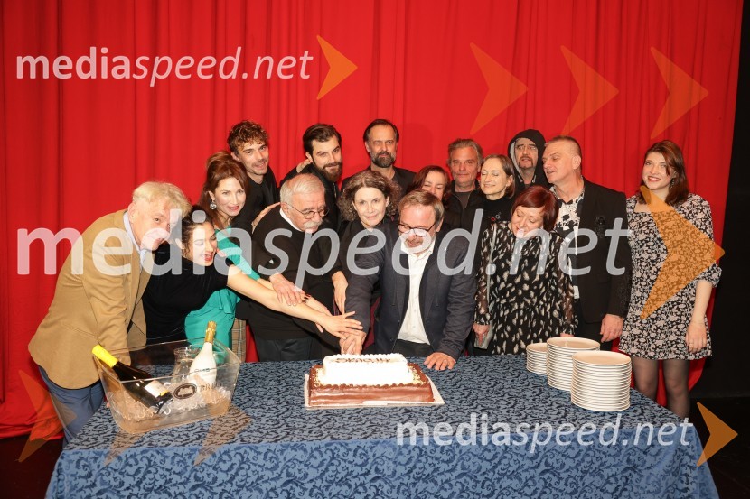  Vojko Zidar, igralec;  ... ;  Sabina  Kogovšek, igralka;  Nejc Cijan Garlatti, igralec;  Slobodan Unkovski, režiser;  Domen Novak, igralec ;  Maja Sever, igralka;  Uroš Fürst, igralec;  Bojan Emeršič, igralec;  Tatjana Stanič, lektorica;  Valter Dragan, igralec;  ... ;  Matija Rozman, igralec;  Diana Koloini, dramaturginja;  ... ;  Nejka Jevšek, asistentka dramaturginjeSkopuh, premiera v SNG Drama Ljubljana