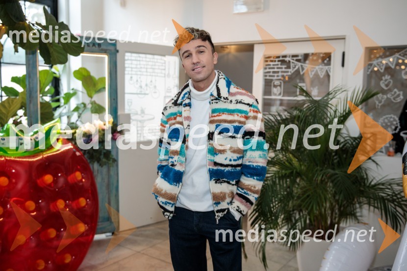  David Amaro, pevecPrihaja nova slovenska serija SKRITO V RAJU