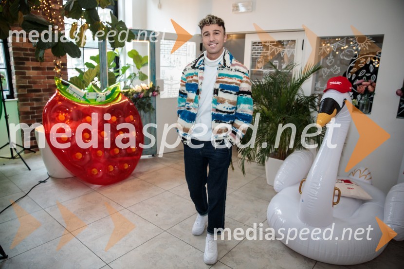  David Amaro, pevecPrihaja nova slovenska serija SKRITO V RAJU