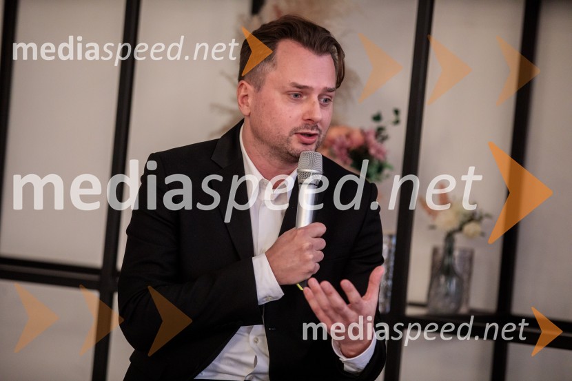  Dejan Krupić, igralecPrihaja nova slovenska serija SKRITO V RAJU