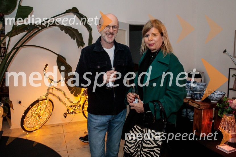  Boštjan Tadel;  Simona Kruhar Gaberšček, urednica, Marketing MagazinaPrihaja nova slovenska serija SKRITO V RAJU