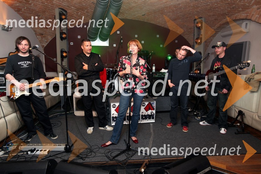 Teodor Armanović-Toš in Boštjan Dermol, člana skupine Nude, Mojca Menart, vodja in odgovorna urednica Založbe kaset in plošč RTV Slovenija, Gaber Marolt, Marko Furek ter Damijan Cigler, člani skupine NudePredstavitev albuma Sedem svetov skupine Nude