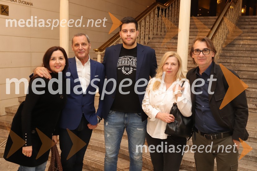  Ksenija Mišič, igralka;  Danilo Rošker, direktor SNG Maribor;  Angel Lav Grahovac;  Natalija Popovski;  Aleksandar  Popovski, režiser, umetniški direktor Drame SNG MariborPod svobodnim soncem, premiera v SNG Maribor