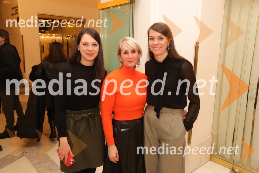  Zala Koren, SNG Maribor Drama, urednica socialnih omrežij;  Anja  Žižek, marketing SNG Maribor;  Špela Lešnik, producentka Drame SNG MariborPod svobodnim soncem, premiera v SNG Maribor