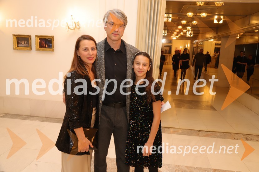  Nataša  Zmaga Dover;  Jože  Dover;  ... Pod svobodnim soncem, premiera v SNG Maribor