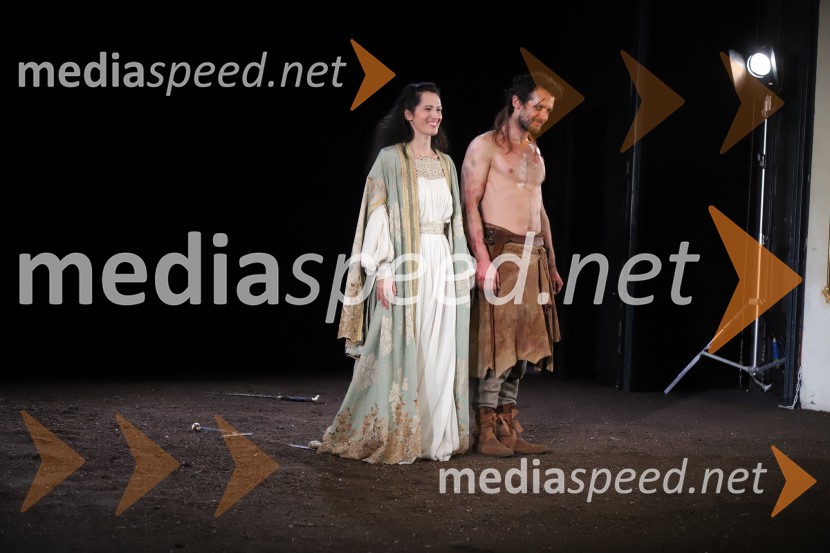  Eva Kraš, igralka;  Matija Rupel, igralecPod svobodnim soncem, premiera v SNG Maribor