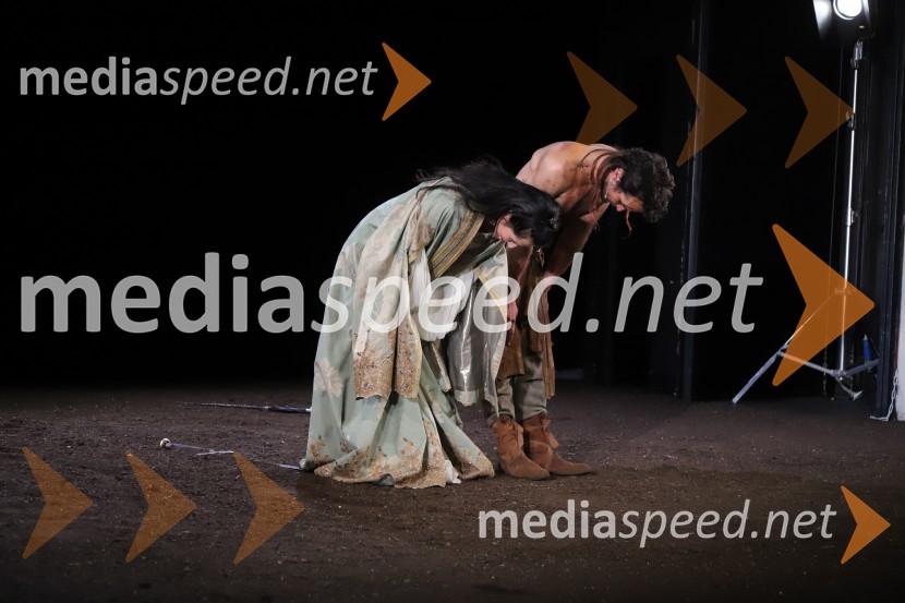  Eva Kraš, igralka;  Matija Rupel, igralecPod svobodnim soncem, premiera v SNG Maribor