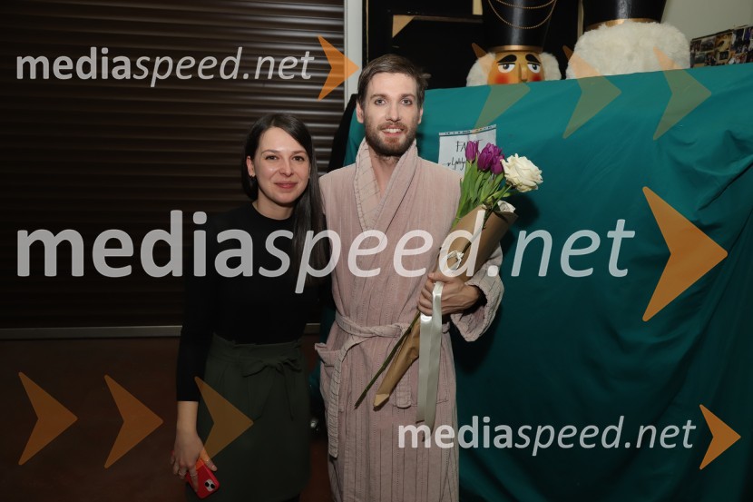  Zala Koren, SNG Maribor Drama, urednica socialnih omrežij;  Robert Korošec, igralecPod svobodnim soncem, premiera v SNG Maribor