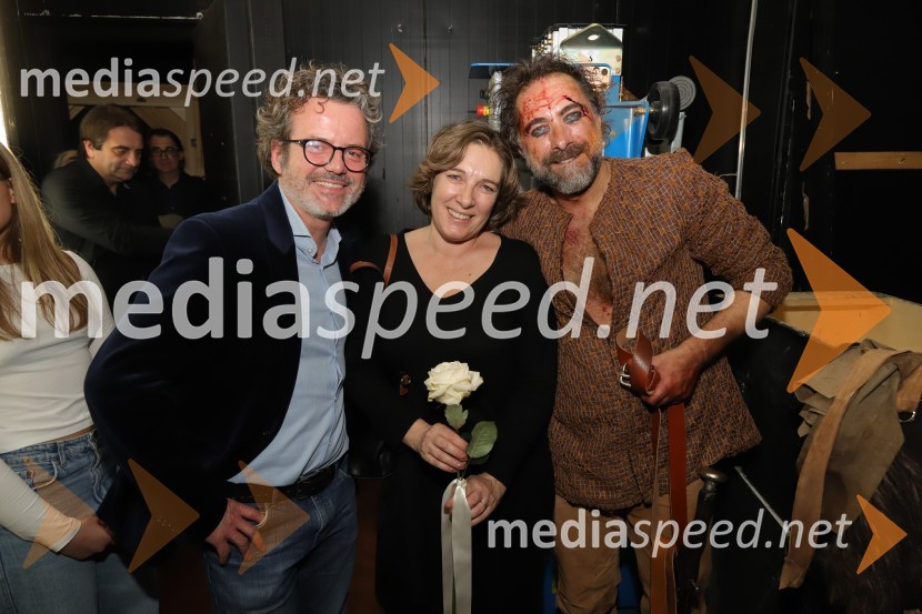  Vojko Belšak, igralec;  Maša Žilavec, igralka;  Gorazd Žilavec, igralecPod svobodnim soncem, premiera v SNG Maribor