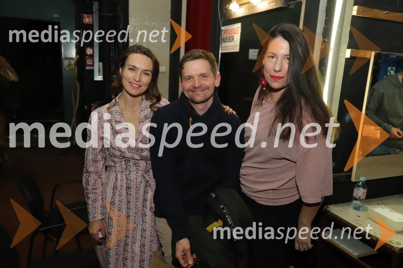  Arna  Hadžialjević, igralka;  Matevž Biber, igralec;  Minca Lorenci, igralkaPod svobodnim soncem, premiera v SNG Maribor