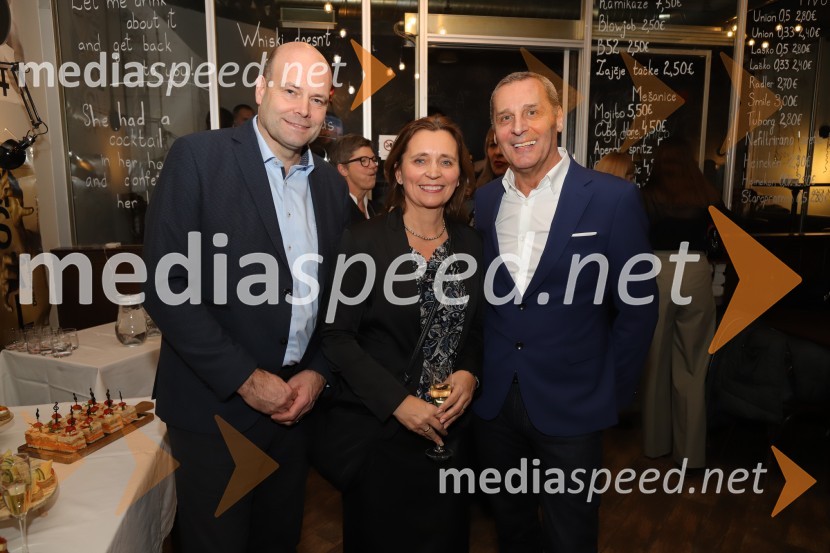  Jure Fišer, direktor Surovine; doc. dr. Suzana Žilič Fišer,  predstojnica Inštituta za medijske komunikacije na FERI;  Danilo Rošker, direktor SNG MariborPod svobodnim soncem, premiera v SNG Maribor