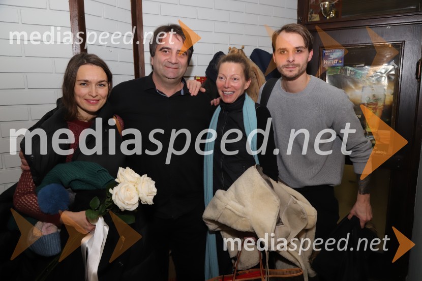  Arna  Hadžialjević, igralka;  Marjan Nećak, skladatelj;  Nataša Matjašec Rošker, igralka;  Blaž Dolenc, igralecPod svobodnim soncem, premiera v SNG Maribor