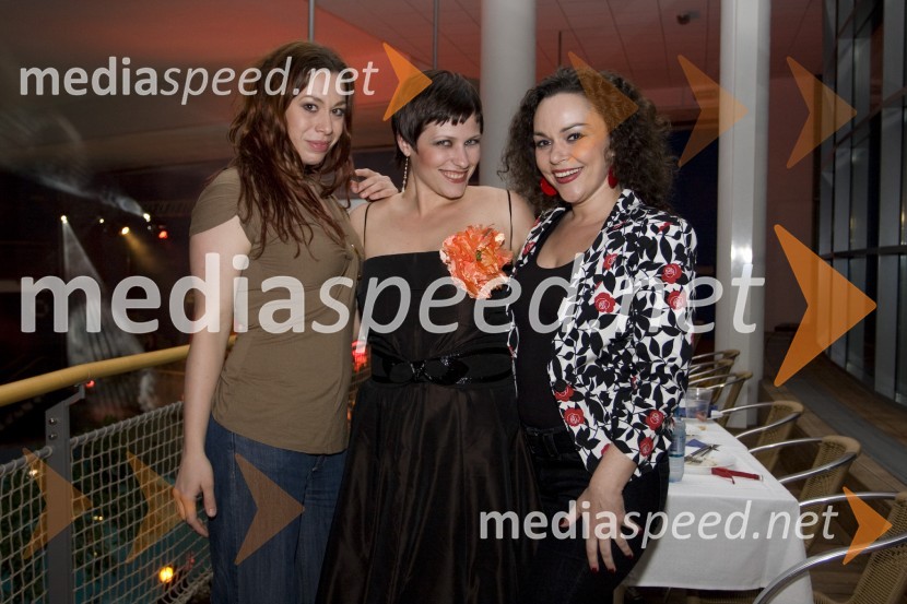 Anja Robida, igralka v mjuziklu Prava dekleta, Nuška drašček, pevka in Katja Šantl, igralka v mjuziklu Prava dekleta55 let BTC v Ljubljani