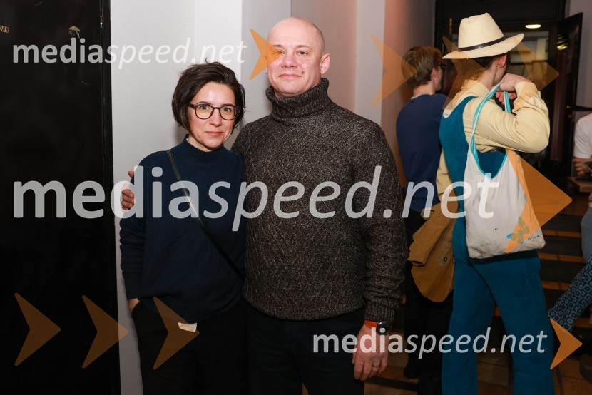  Jovana Mihajlović Trbovc, sociologinja in zgodovinarka;  Damjan M. Trbovc, igralecUmetnost vojne/Umetnost miru, premiera v SMG Ljubljana