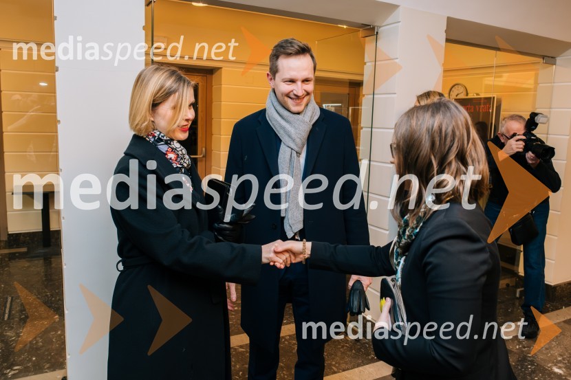  Mojca  Črešnik, arhitekta;  Matija Kovač, župan, MO CeljeZaprta vrata premierno v SLG Celje