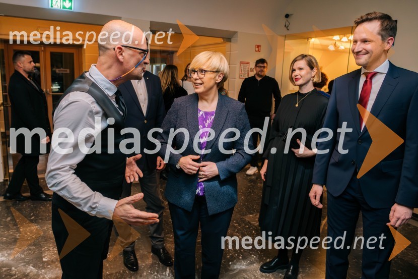  Miha Golob, upravnik in umetniški vodja, SLG Celje; dr. Nataša Pirc Musar, predsednica Republike Slovenije;  Mojca  Črešnik, arhitekta;  Matija Kovač, župan, MO CeljeZaprta vrata premierno v SLG Celje