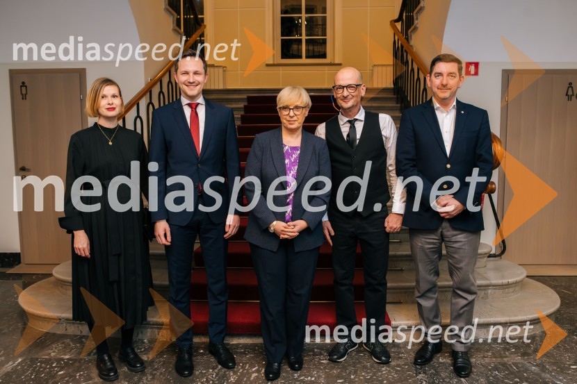  Mojca  Črešnik, arhitekta;  Matija Kovač, župan, MO Celje; dr. Nataša Pirc Musar, predsednica Republike Slovenije;  Miha Golob, upravnik in umetniški vodja, SLG Celje; dr. Aleš Musar, lastnik Ruske dačeZaprta vrata premierno v SLG Celje