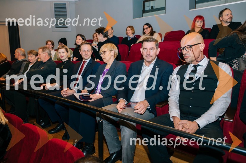  Mojca  Črešnik, arhitekta;  Matija Kovač, župan, MO Celje; dr. Nataša Pirc Musar, predsednica Republike Slovenije; dr. Aleš Musar, lastnik Ruske dače;  Miha Golob, upravnik in umetniški vodja, SLG CeljeZaprta vrata premierno v SLG Celje